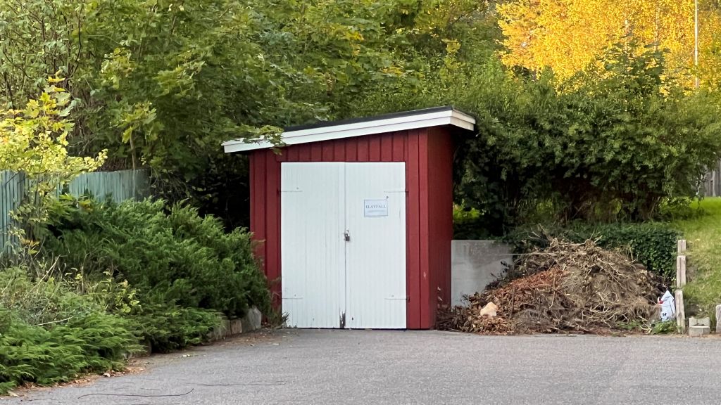 En fotografisk bild som visar utsidan av elboden avsedd för återvinning av elskrot, glödlampor och batterier. Det är viktigt att notera att vitvaror inte ska placeras i elboden. Istället måste vitvaror transporteras till en särskild återvinningsanläggning. Detta är viktigt att följa eftersom vitvaror kan kräva särskild behandling och återvinning.